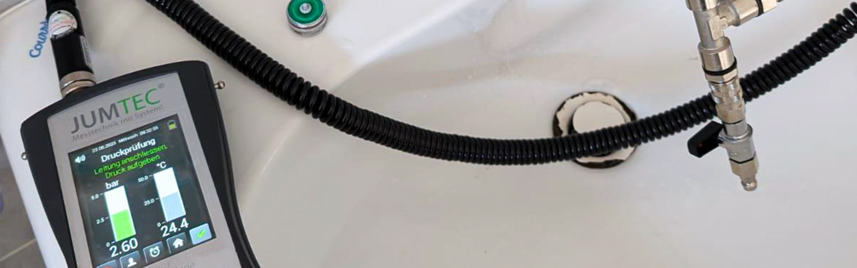 IPEK Sanierung GmbH, Trennerbild, Lecksuchgerät im Einsatz