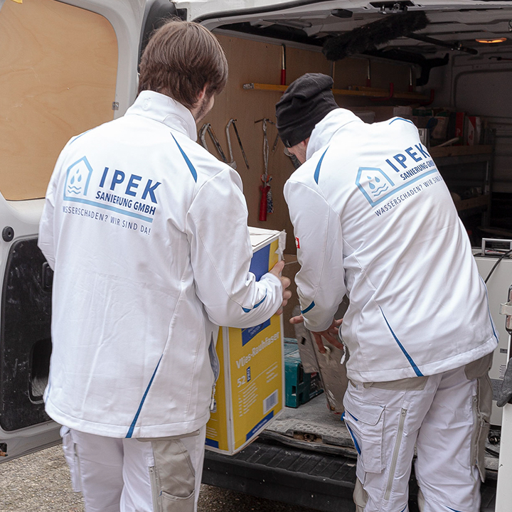 IPEK Sanierung GmbH, Renovierung, Team belädt Wagen